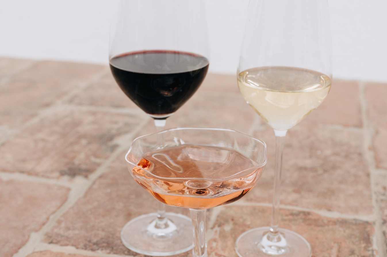Drei Gläser mit Rotwein, Weißwein und Rosé