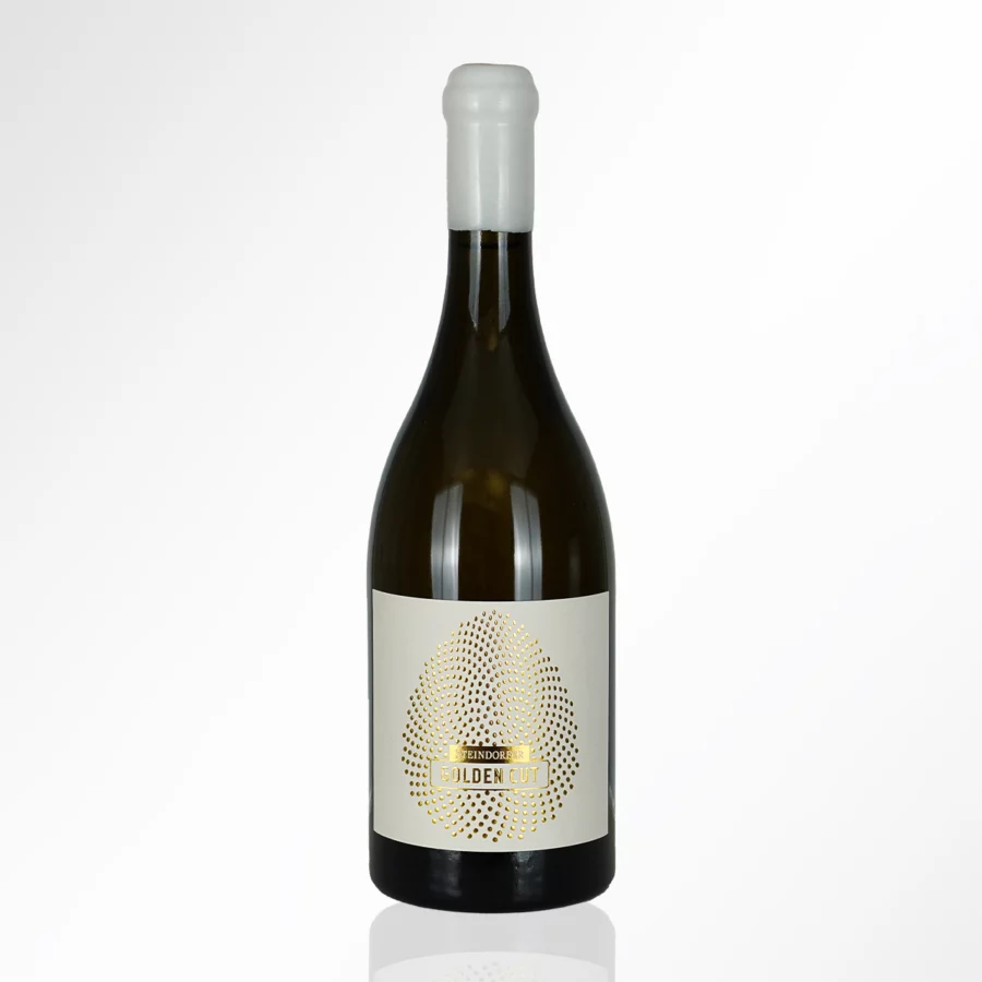 Eine Flasche Chardonnay Golden Cut vom Weingut Steindorfer.