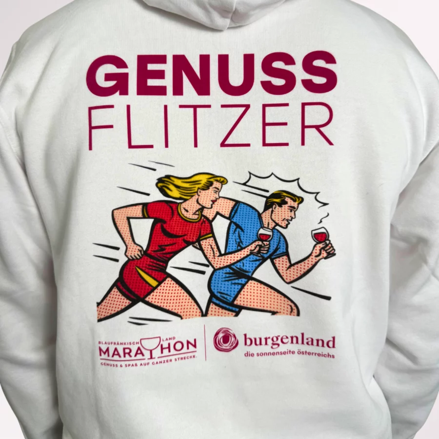 Weißer Hoodie mit Rückenmotiv mit der Aufschrift "Genuss Flitzer" sowie Blaufränkischland Marathon Logo und Burgenland Logo